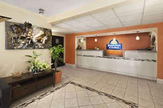 Hotel Days Inn and Suites Stevens Pt photo 1