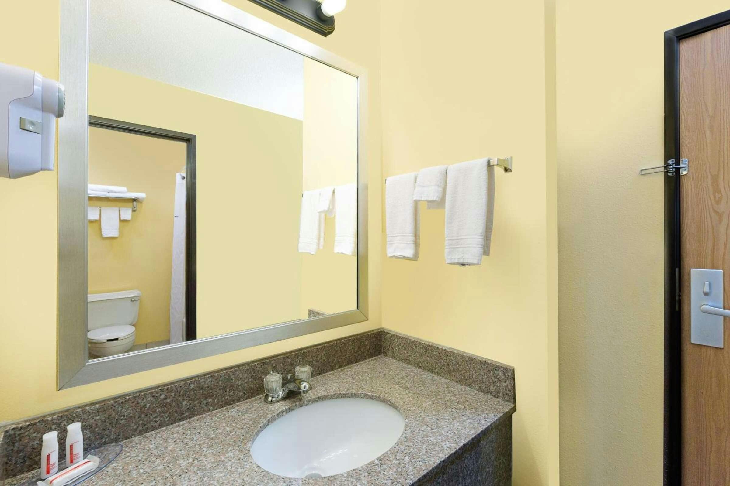 Hotel Econo Lodge Inn & Suites Yankton, SD photo 4