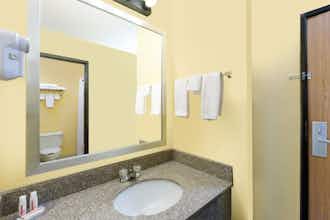 Hotel Econo Lodge Inn & Suites Yankton, SD photo 2