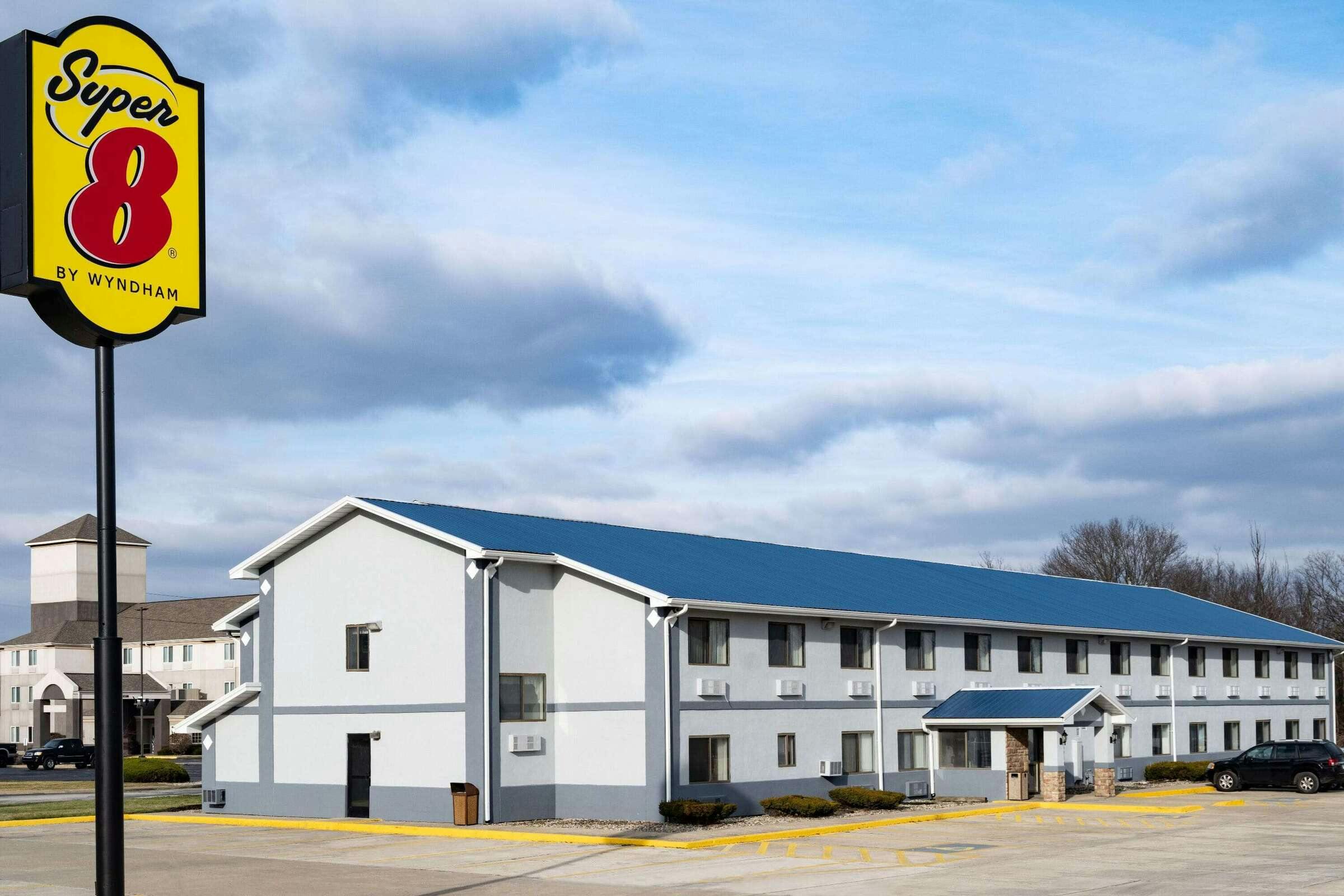 Hotel Super 8 by Wyndham Danville photo 1