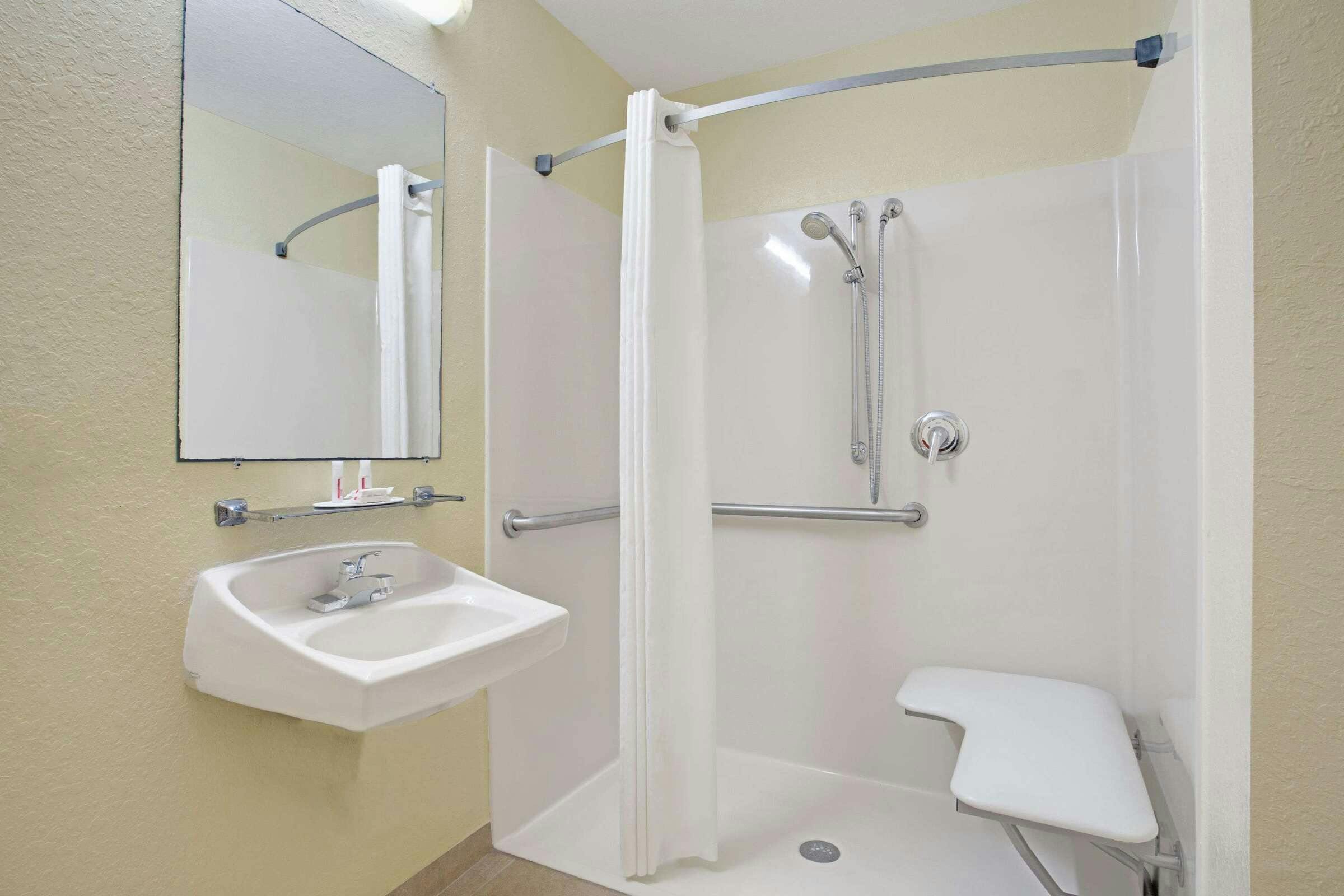 Hotel Super 8 by Wyndham Daytona Beach photo 4