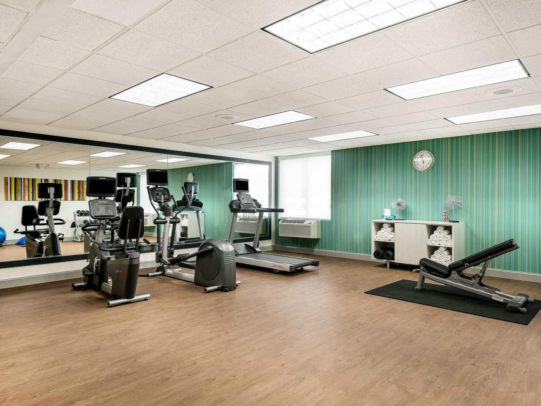 Hotel Holiday Inn Express & Suites Charlotte Arpt-Belmont by IHG photo 5