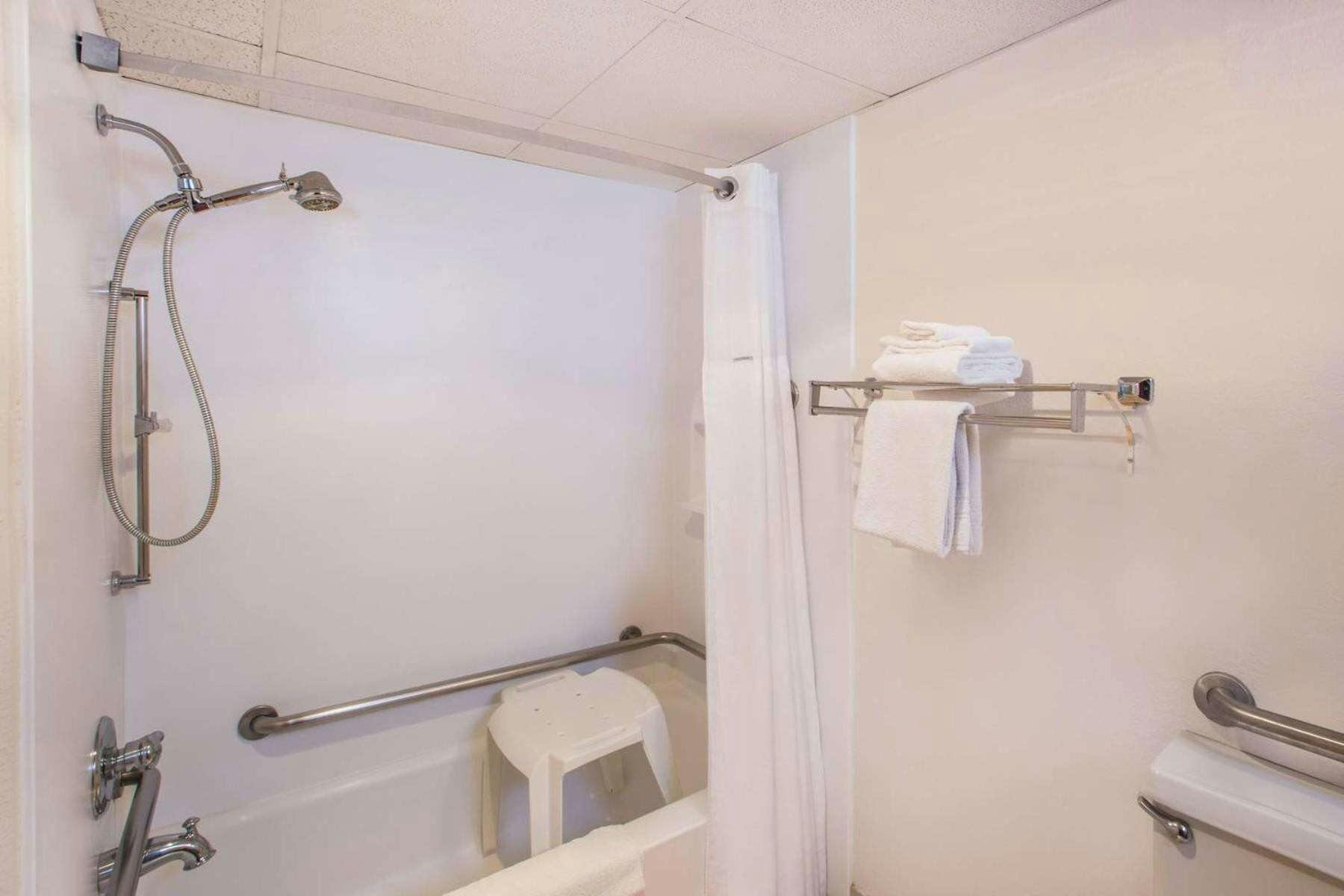 Hotel Clarion Inn & Suites and Convention Center photo 1