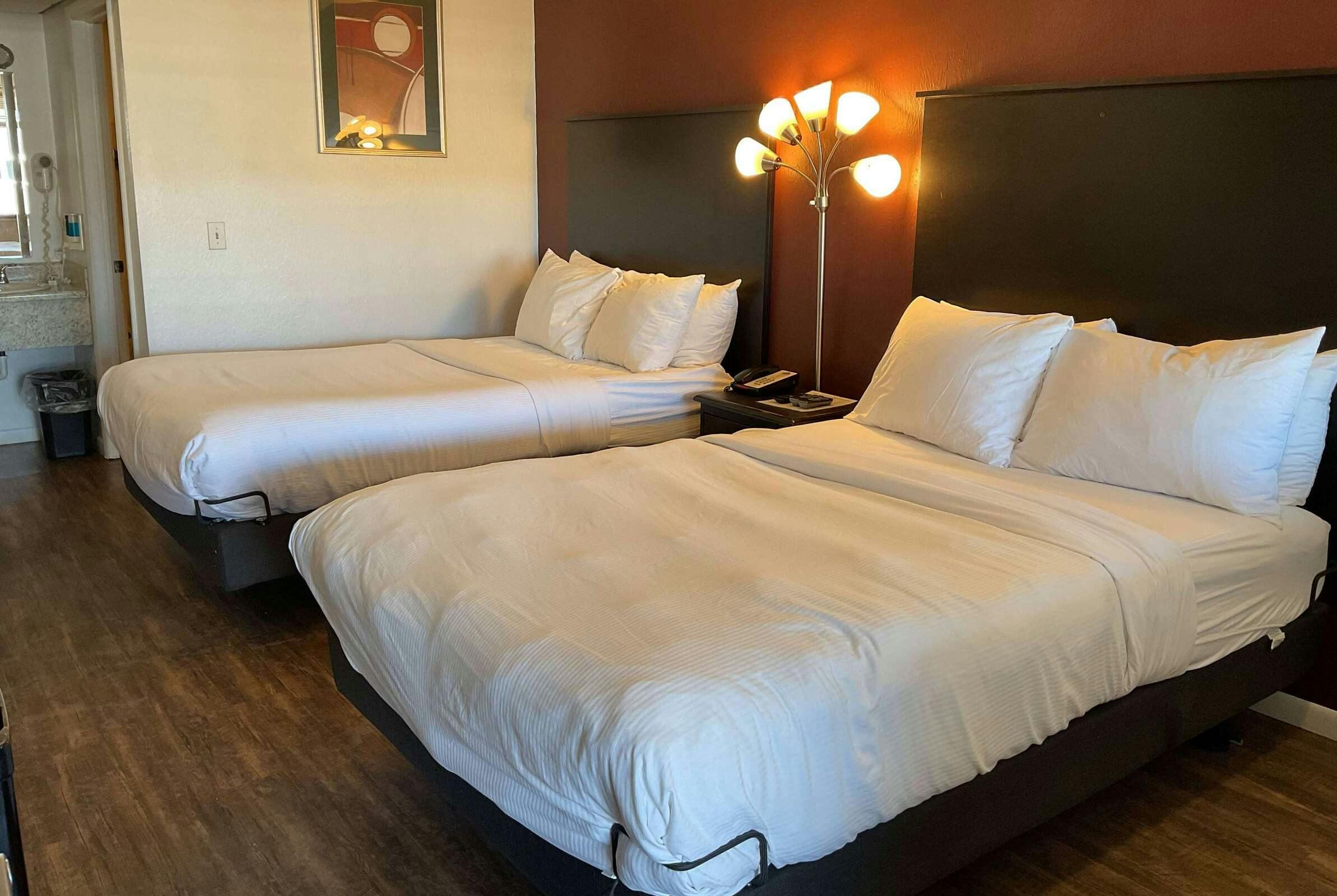 Hotel Baymont by Wyndham Petoskey photo 2