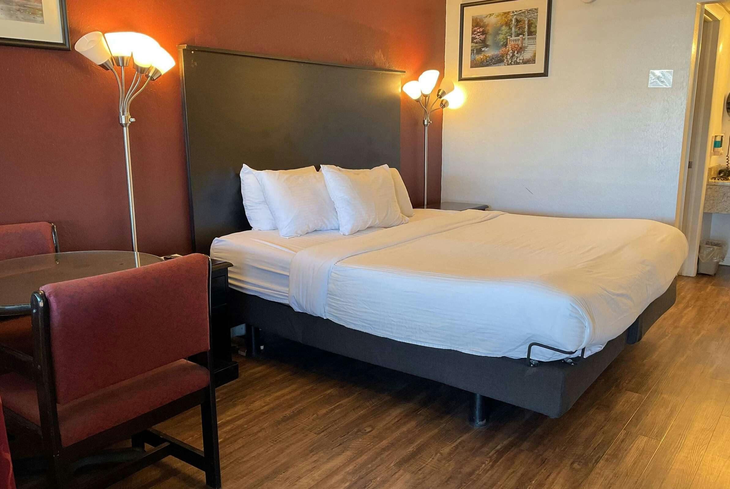 Hotel Baymont by Wyndham Petoskey photo 4