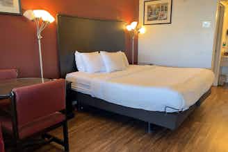 Hotel Baymont Petoskey photo 4