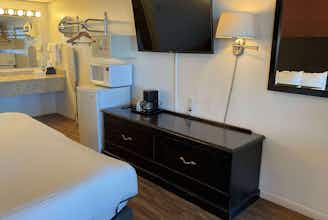 Hotel Baymont Petoskey photo 5