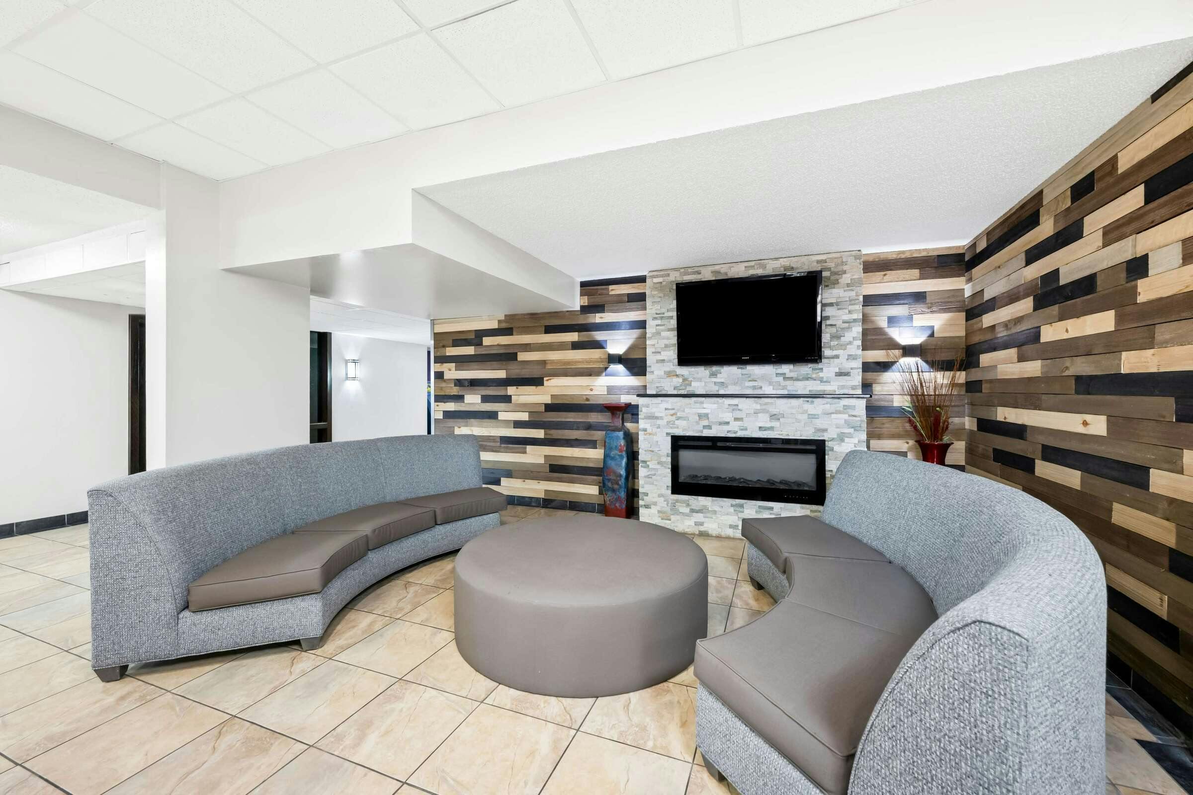 Hotel Sure Stay Plus Hotel By Best Western Lubbock Medical Center photo 1