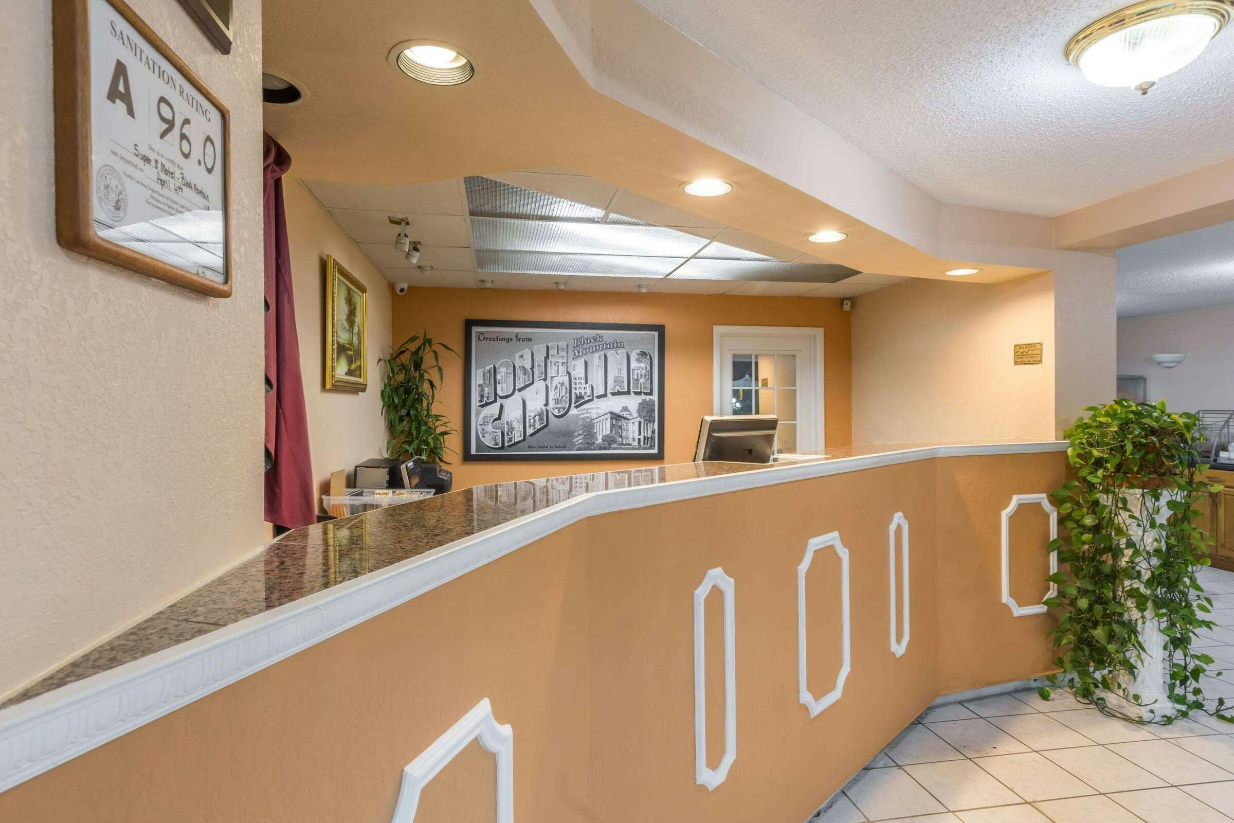 Hotel Super 8 by Wyndham Black Mountain photo 1