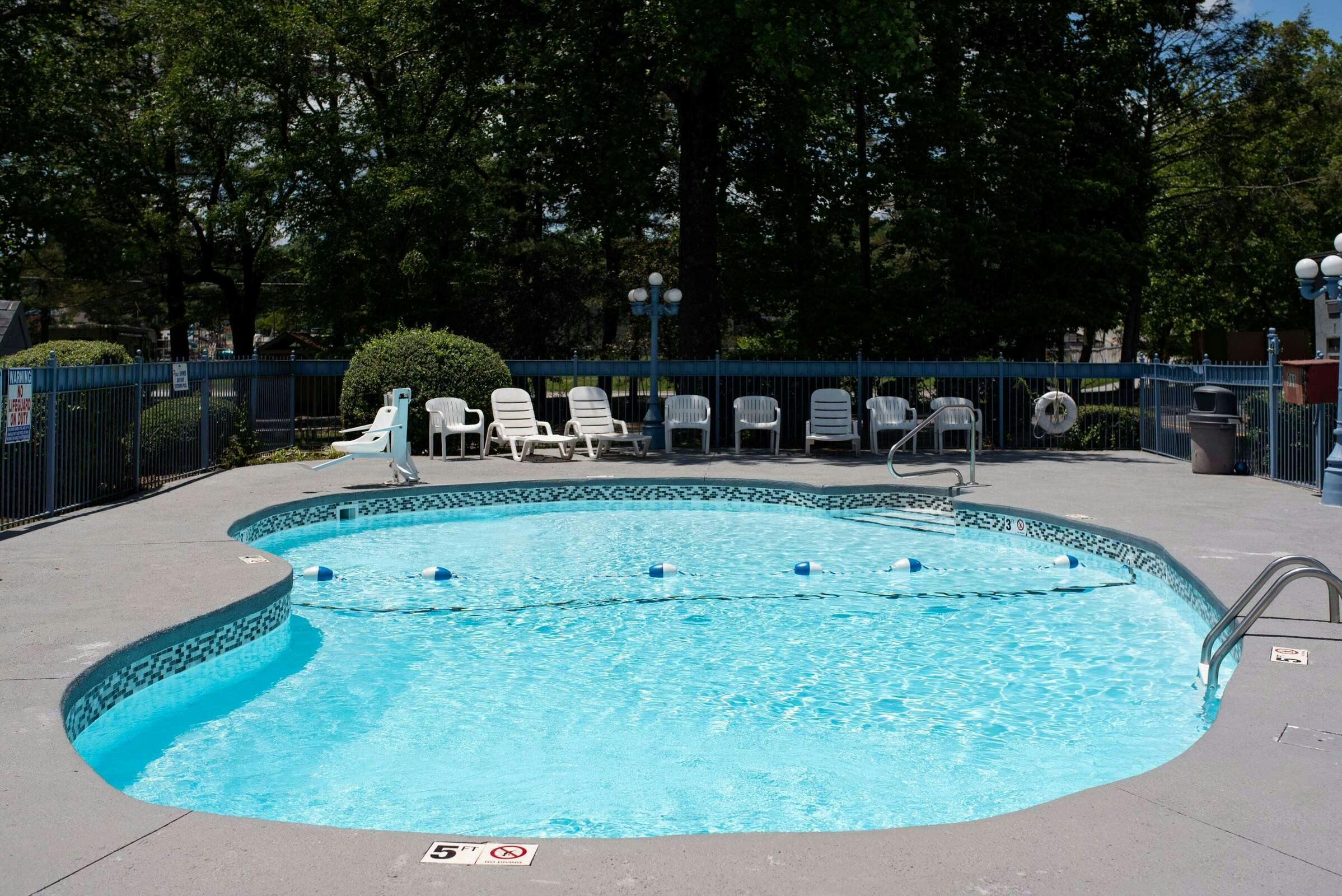 Hotel Super 8 by Wyndham Black Mountain photo 2