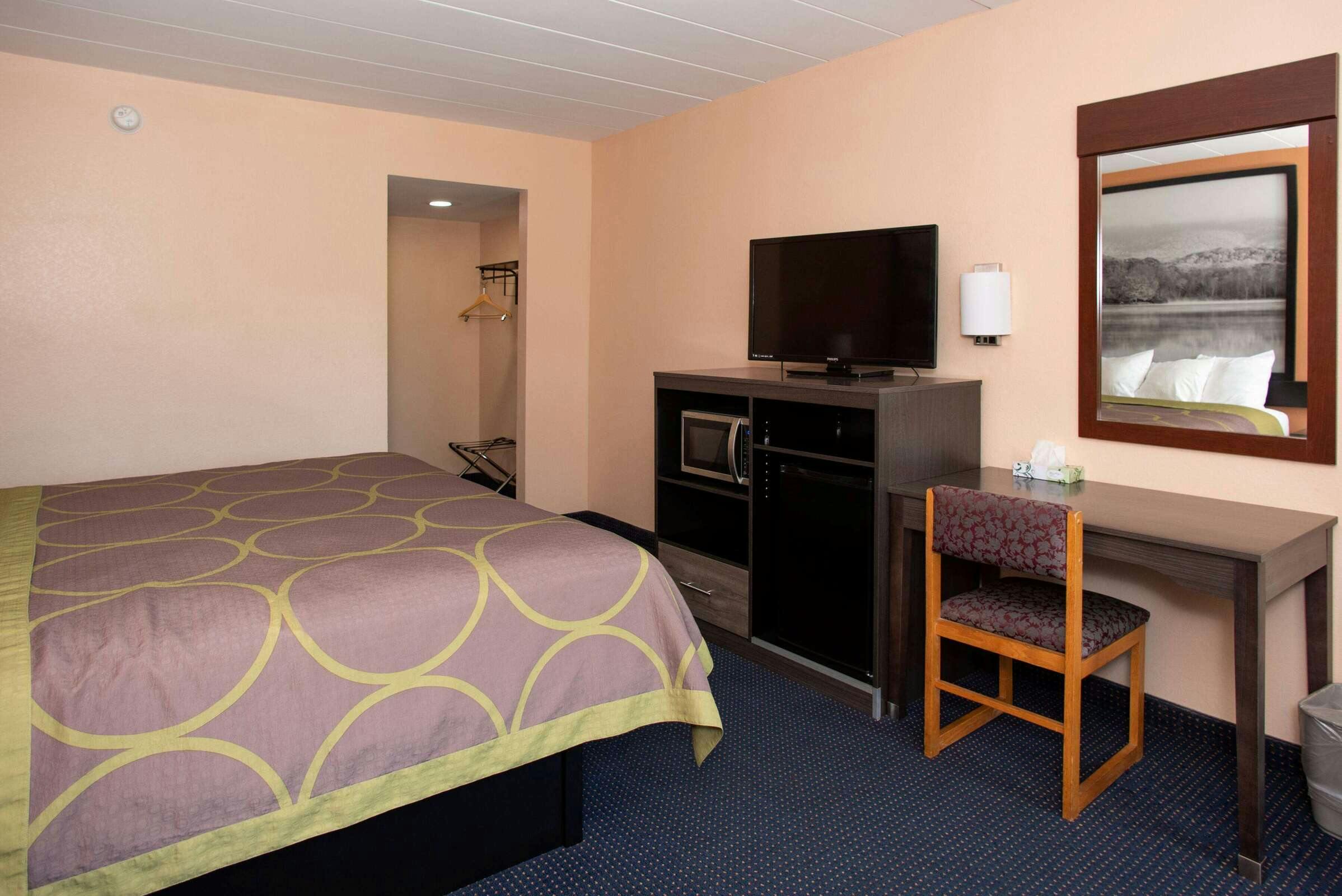 Hotel Super 8 by Wyndham Black Mountain photo 4