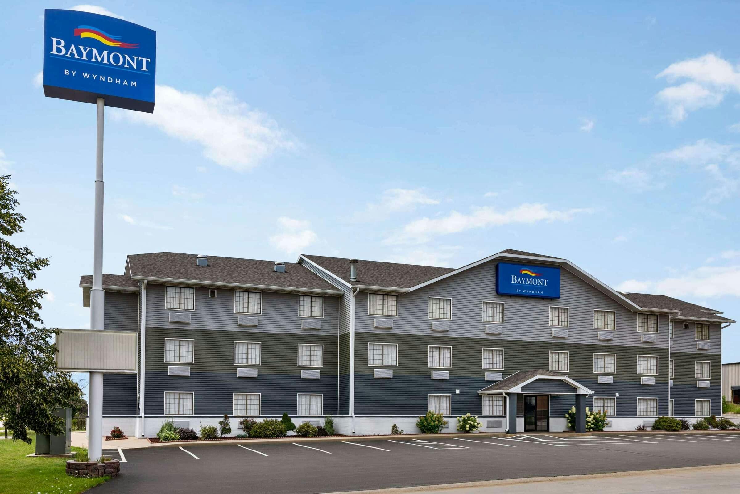 Hotel Baymont Cedar Rapids photo 1