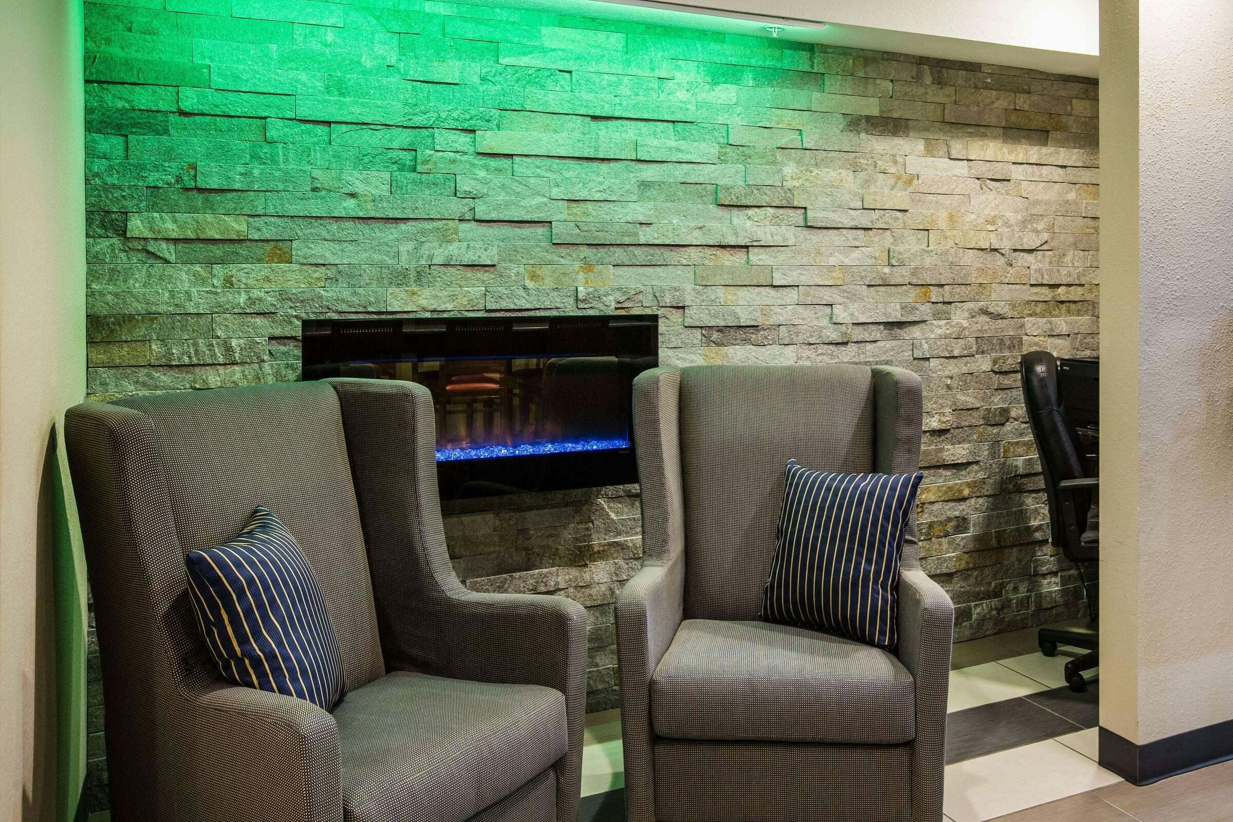Hotel Baymont Cedar Rapids photo 2