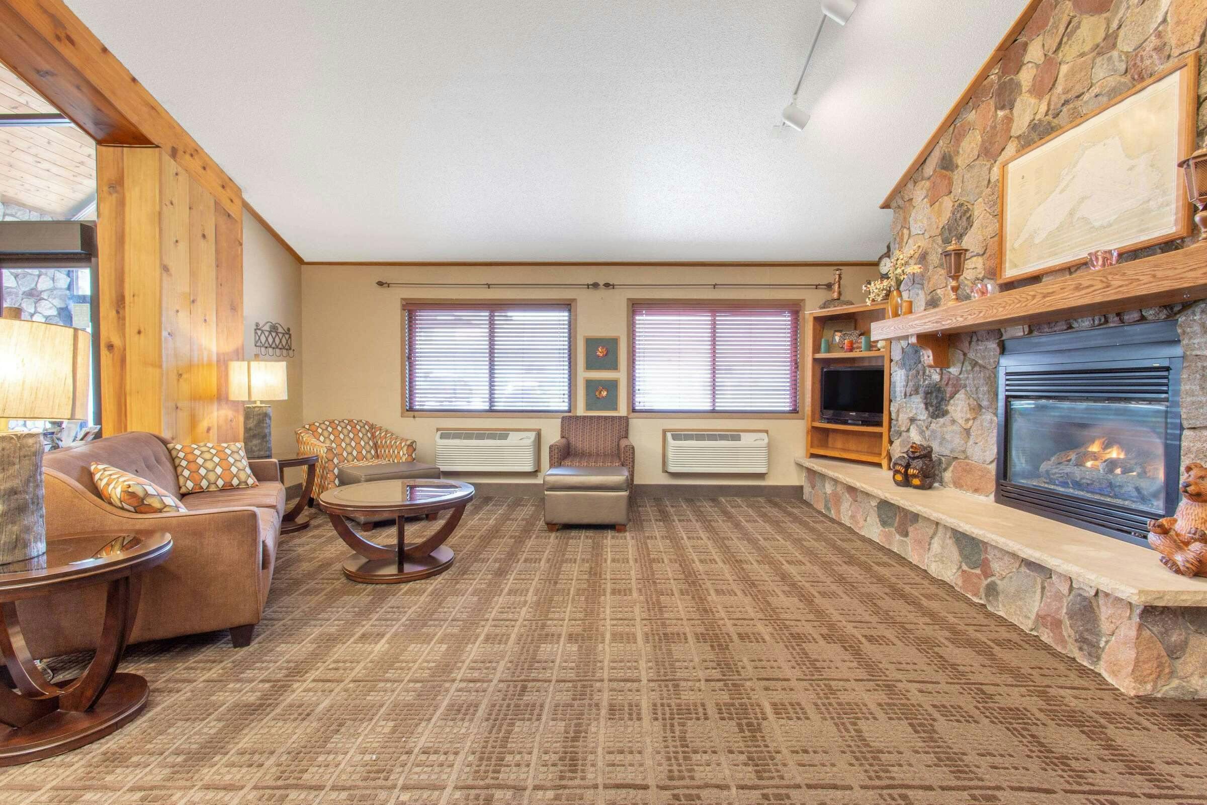 Hotel AmericInn by Wyndham Calumet photo 3