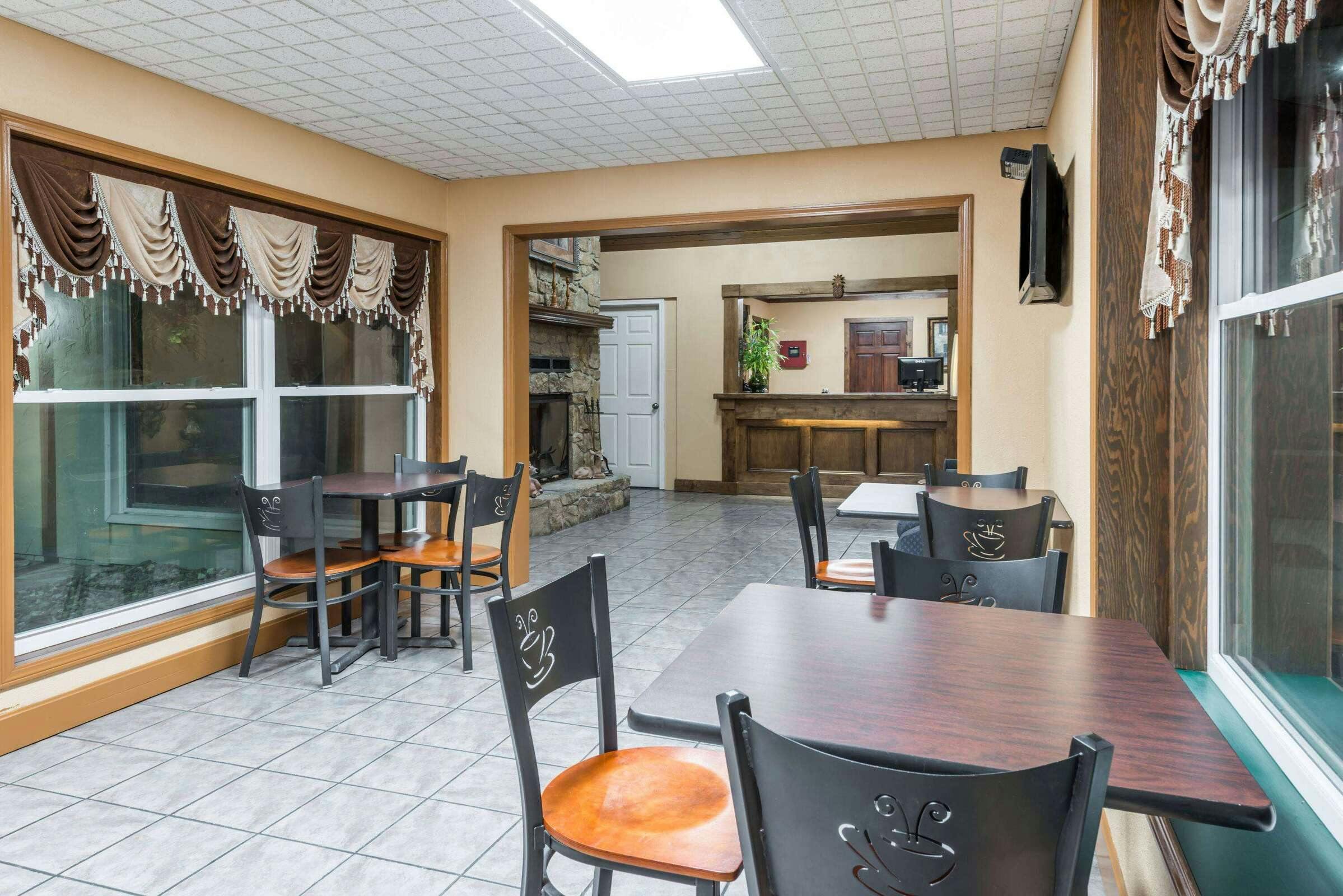 Hotel Super 8 by Wyndham Higginsville photo 2
