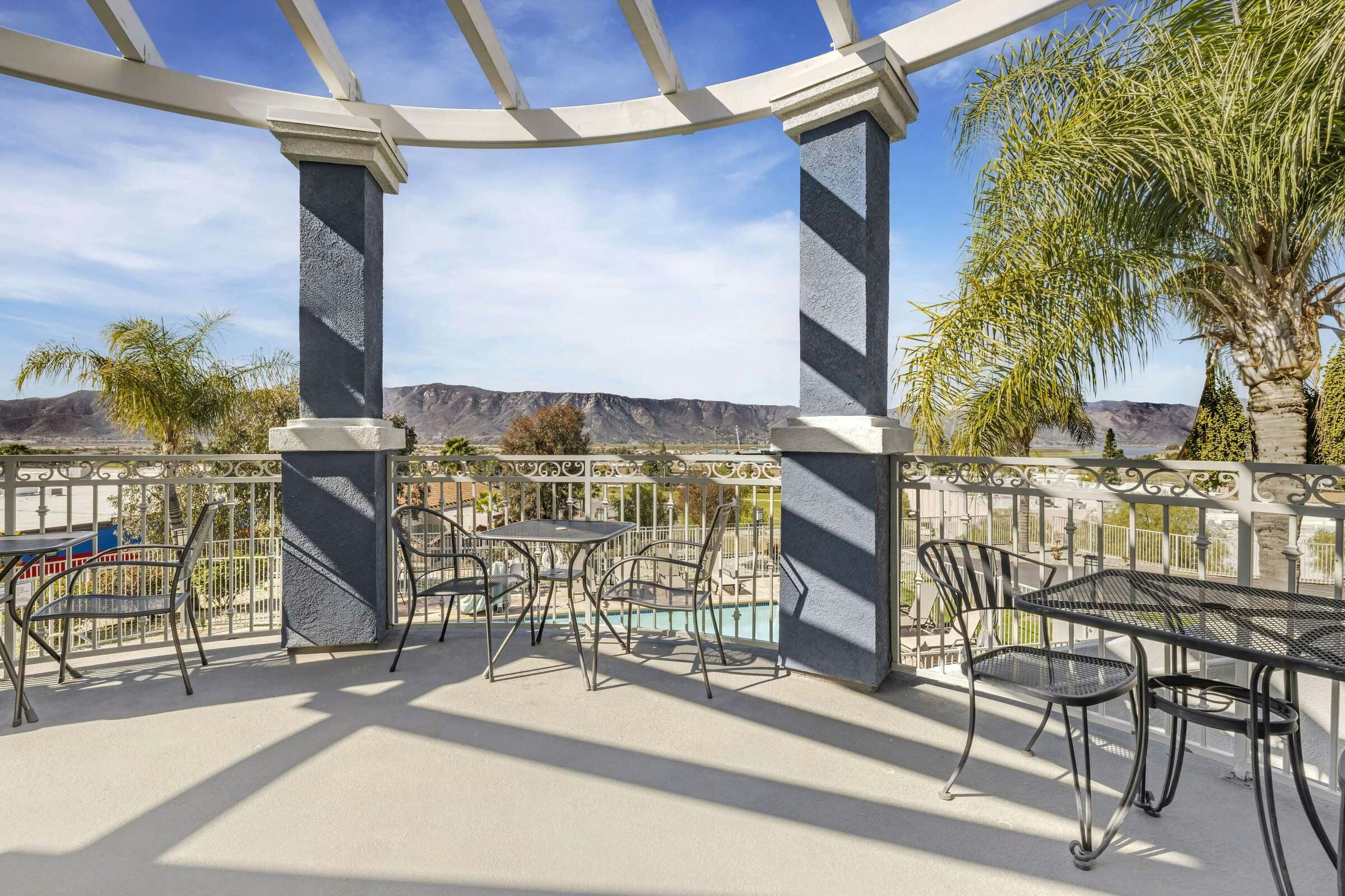 Hotel Best Western Plus Lake Elsinore Inn & Suites photo 2