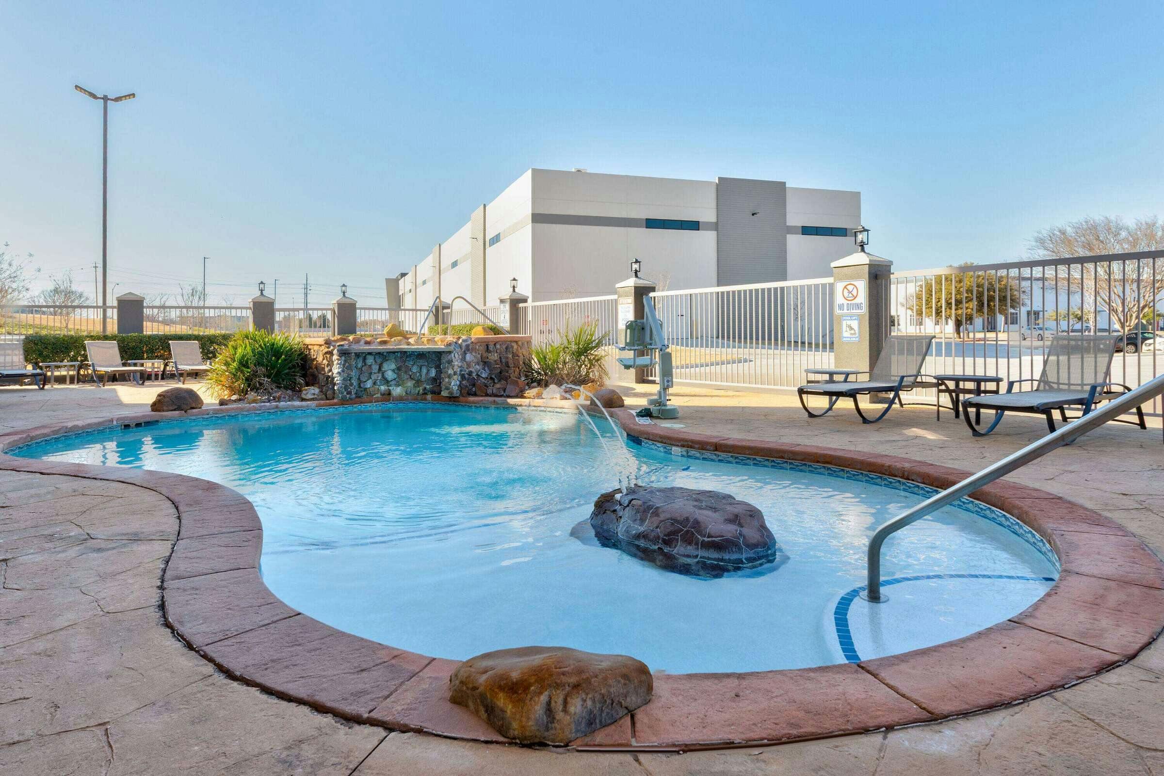 Hotel La Quinta Inn & Suites by Wyndham Allen at The Village photo 3