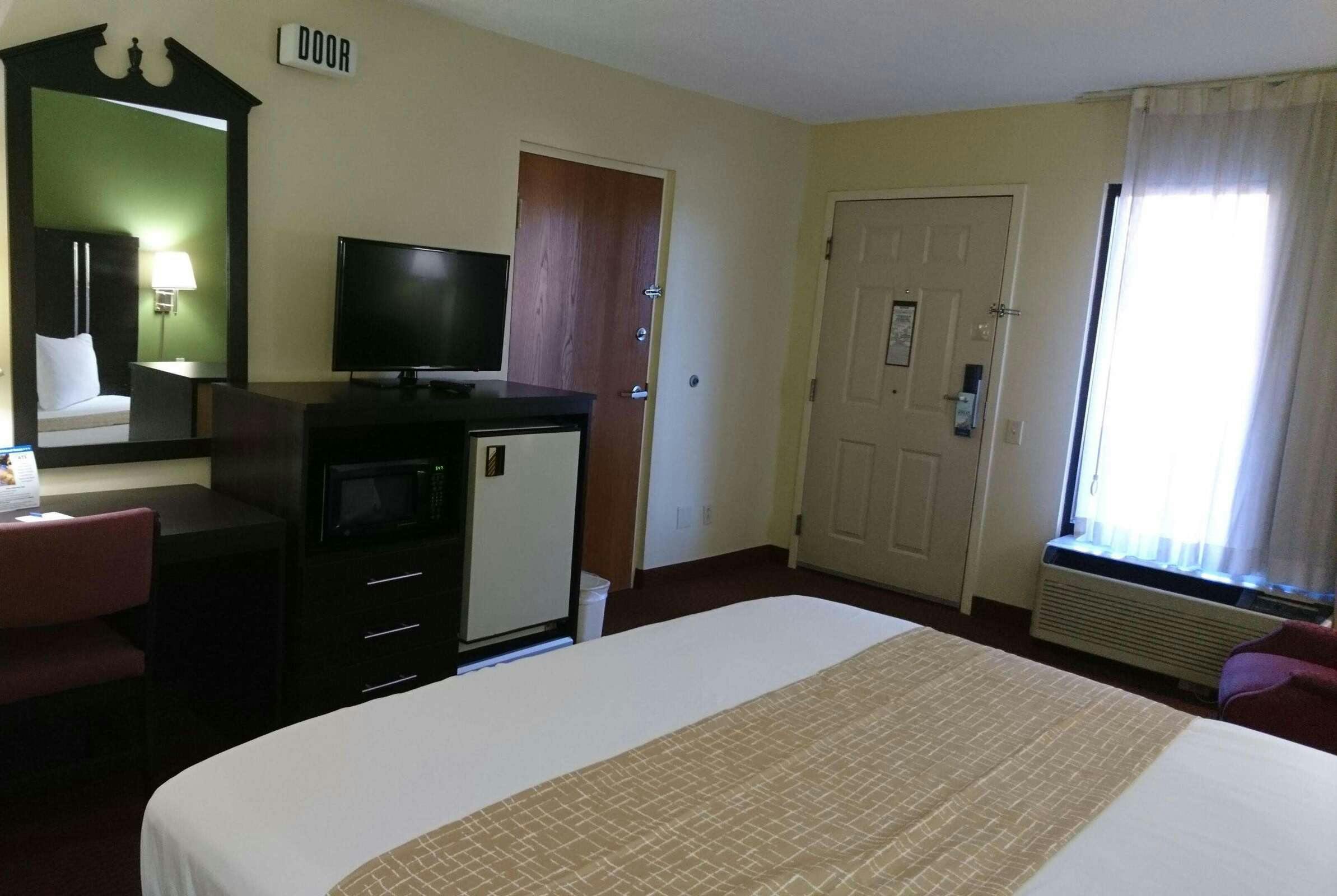 Hotel Travelodge by Wyndham Knoxville East photo 2