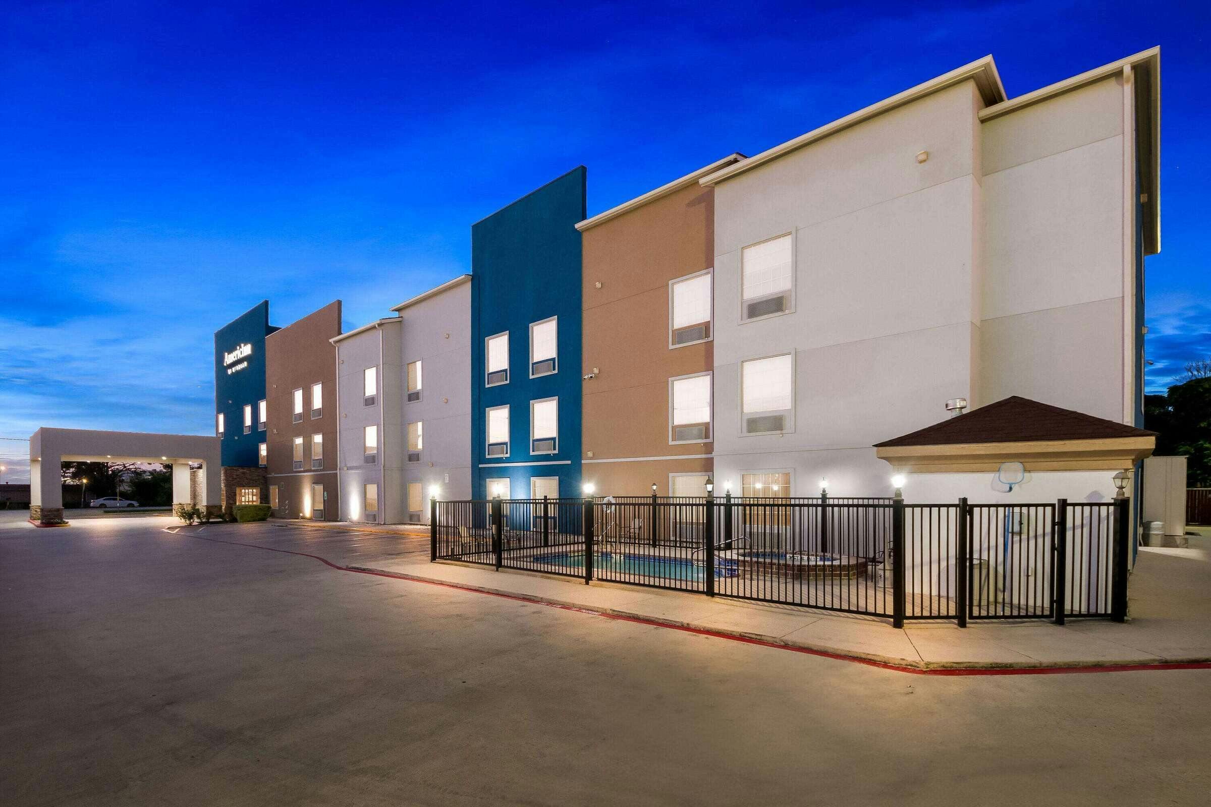 Hotel AmericInn by Wyndham New Braunfels photo 2