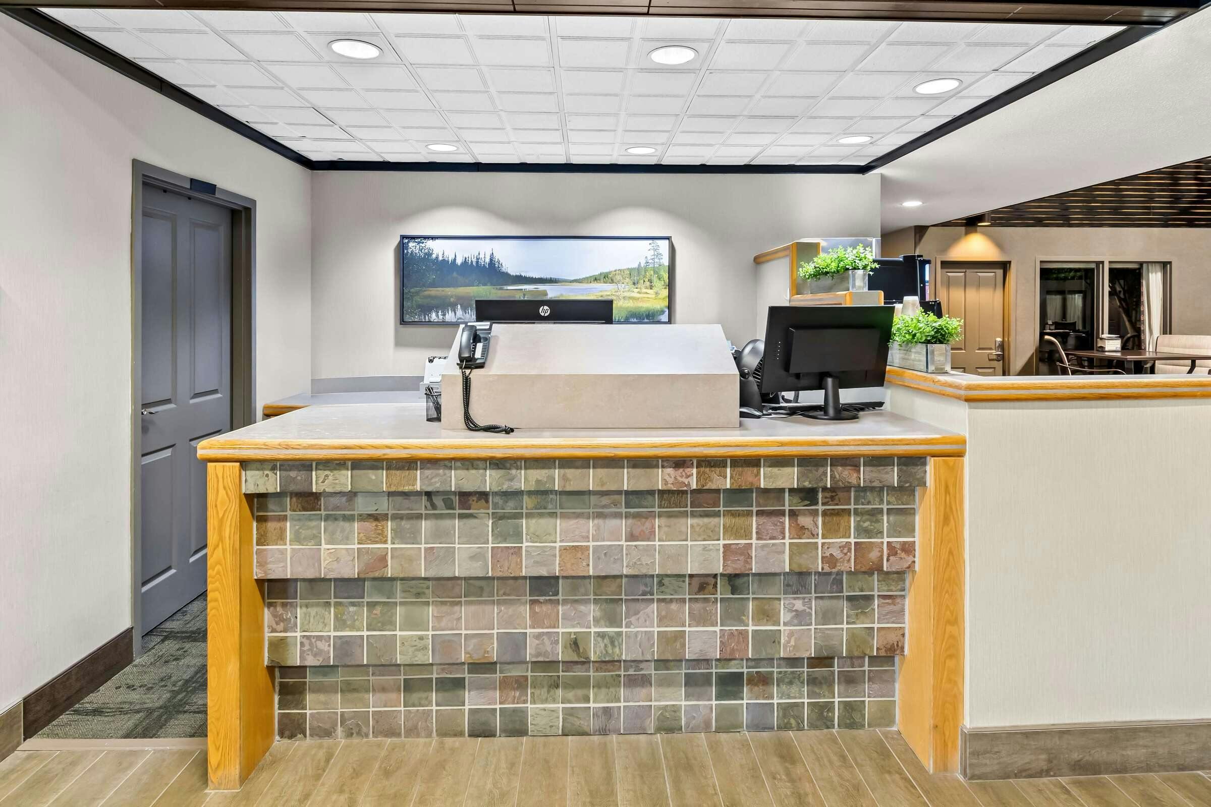 Hotel Heartland Inn & Suites, Sure Stay Collection By Best Western photo 2