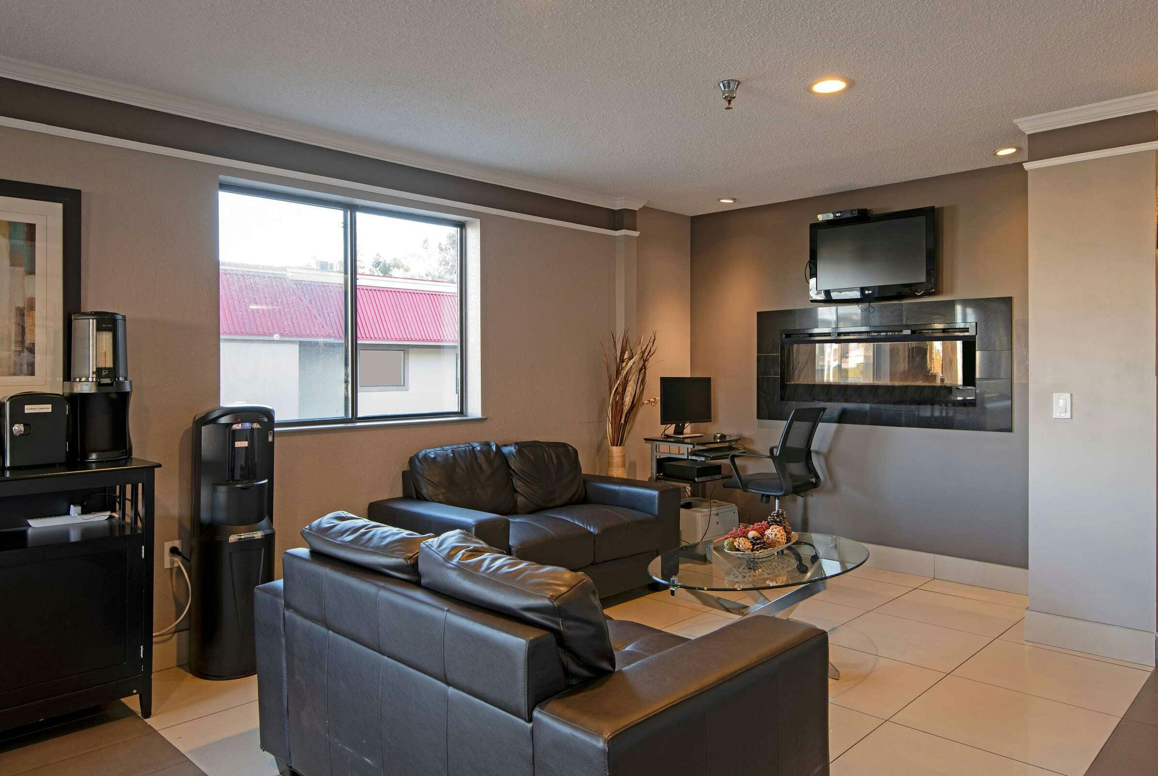 Hotel Super 8 by Wyndham Kamloops On The Hill photo 4