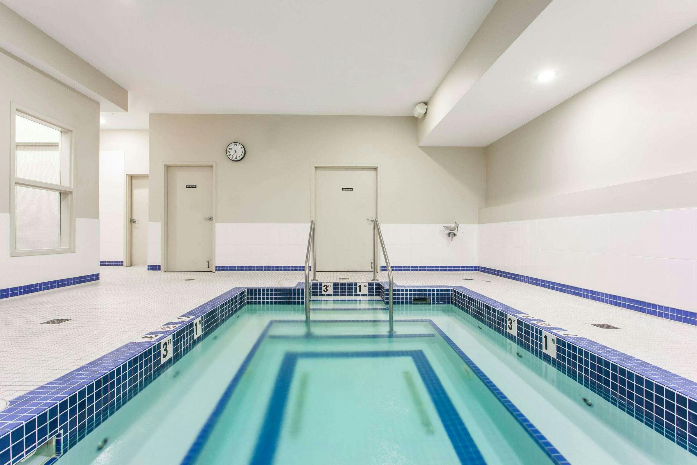 Hotel Super 8 by Wyndham Kamloops On The Hill photo 5