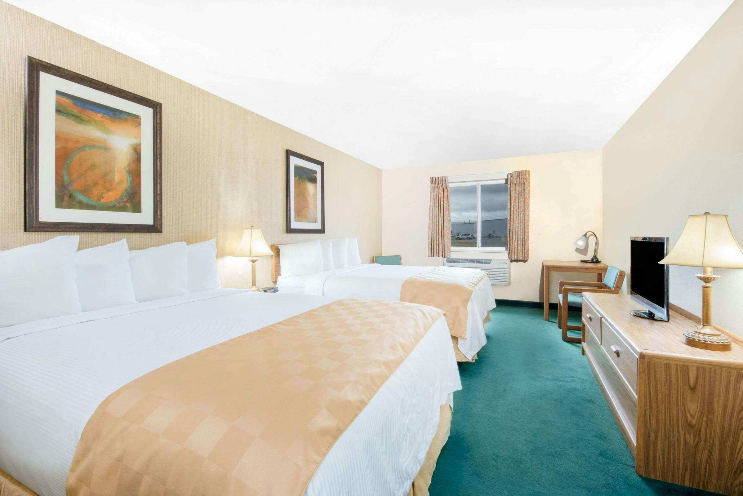 Hotel Days Inn & Suites by Wyndham Fargo 19th Ave/Airport Dome photo 4