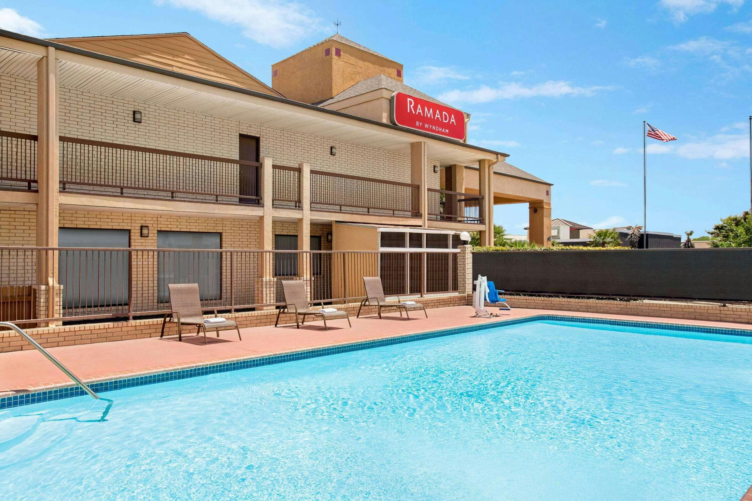 Hotel Ramada by Wyndham San Antonio Near SeaWorld/Lackland AFB photo 3