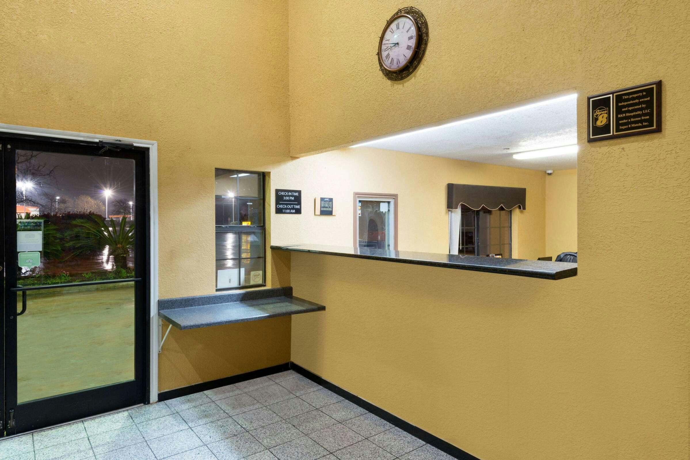 Hotel Super 8 by Wyndham San Antonio/Riverwalk Area photo 1