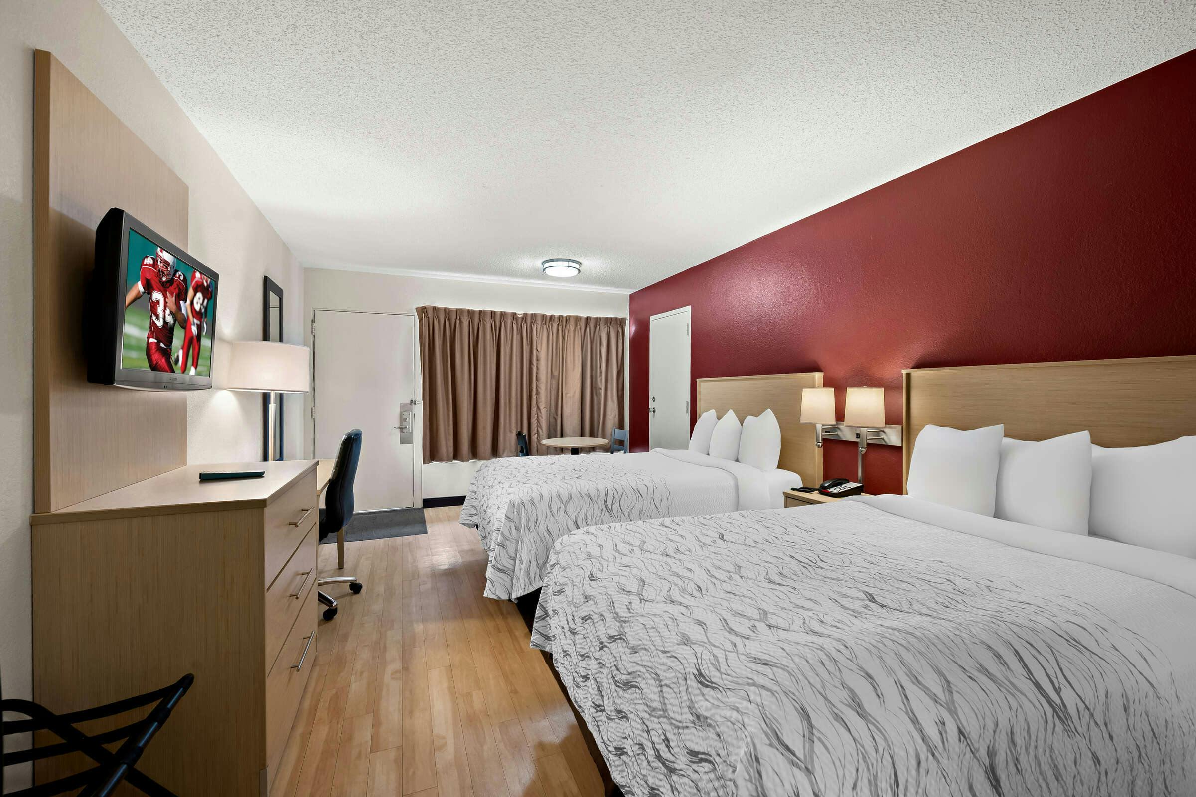 Hotel Red Roof PLUS+ & Suites Naples Downtown-5th Ave S photo 2