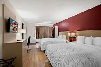 Hotel Red Roof PLUS+ & Suites Naples Downtown-5th Ave S photo 2