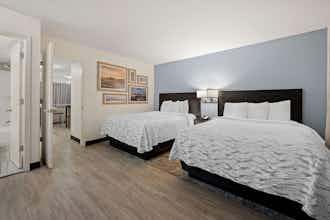 Hotel Red Roof PLUS+ & Suites Naples Downtown-5th Ave S photo 3