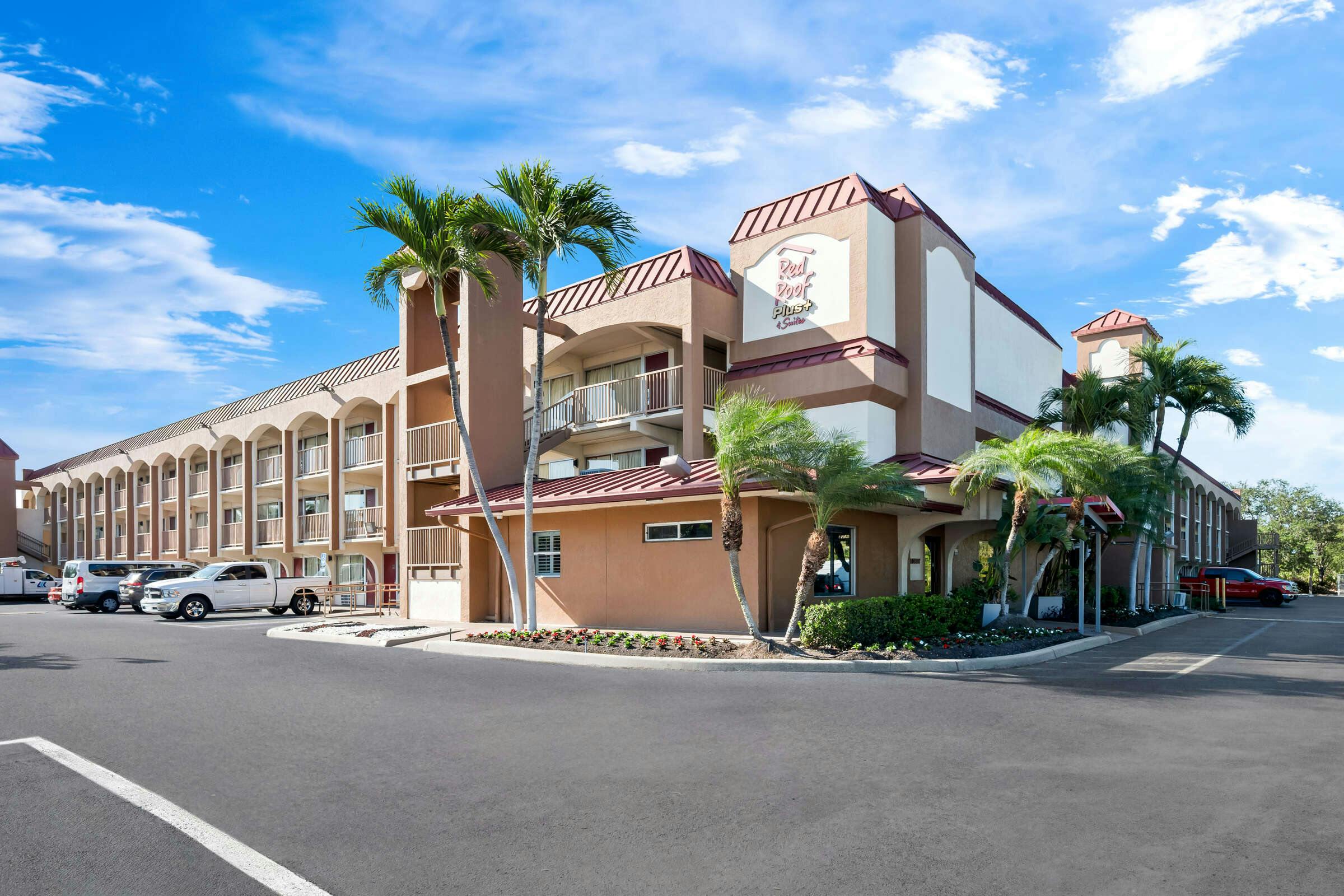 Red Roof PLUS+ & Suites Naples Downtown-5th Ave S