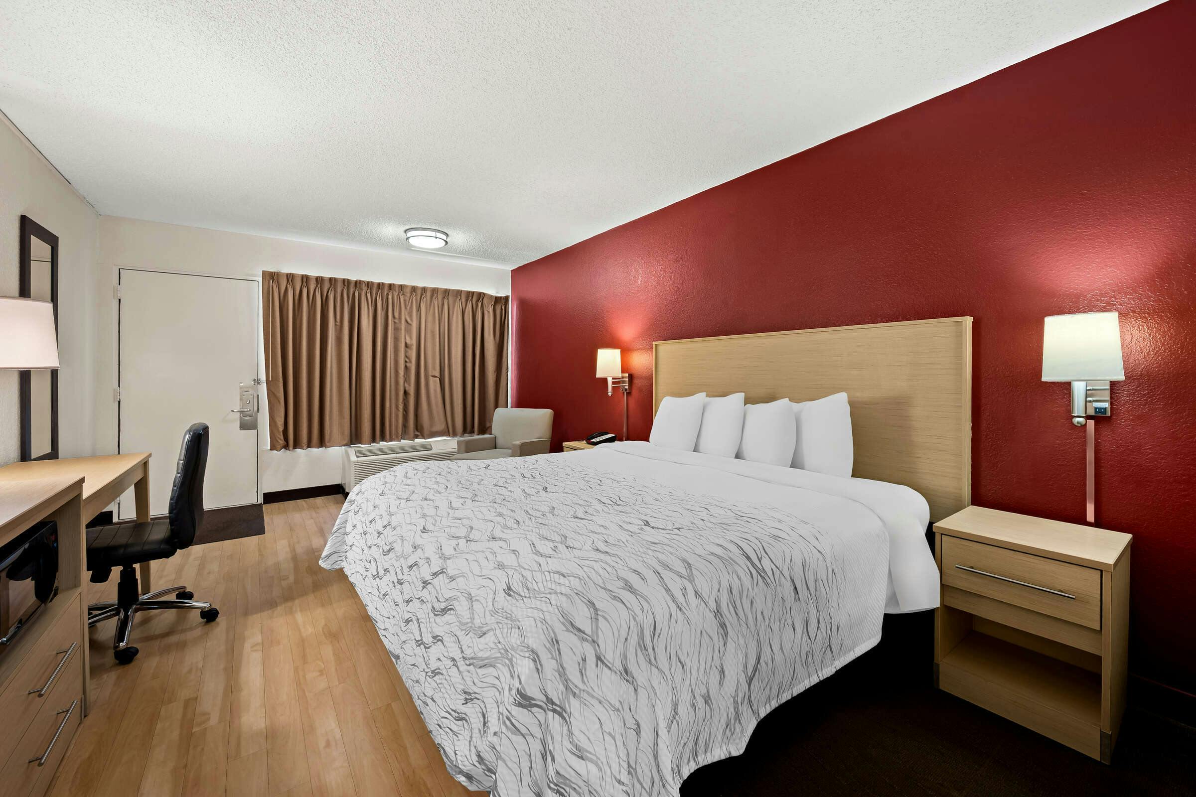 Hotel Red Roof PLUS+ & Suites Naples Downtown-5th Ave S photo 4