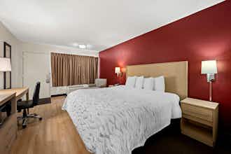 Hotel Red Roof PLUS+ & Suites Naples Downtown-5th Ave S photo 4