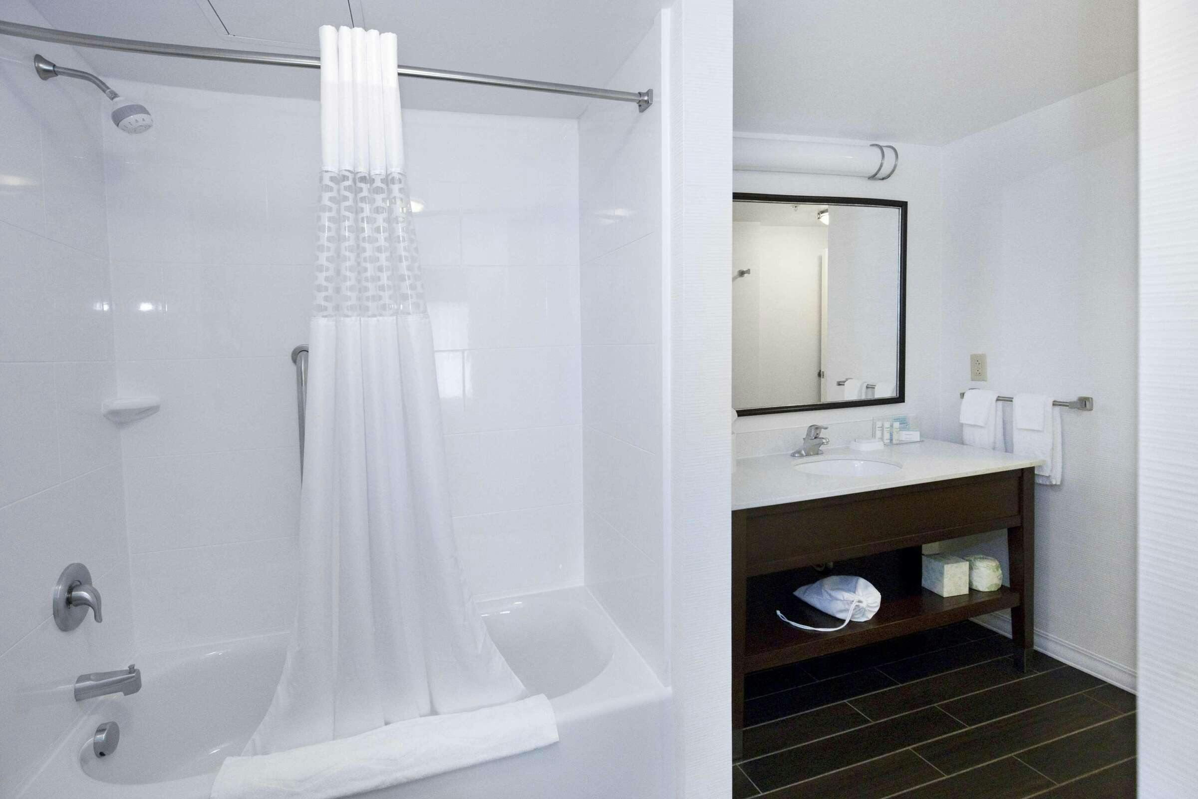 Hotel Hampton Inn & Suites Pittsburgh/Harmarville photo 3