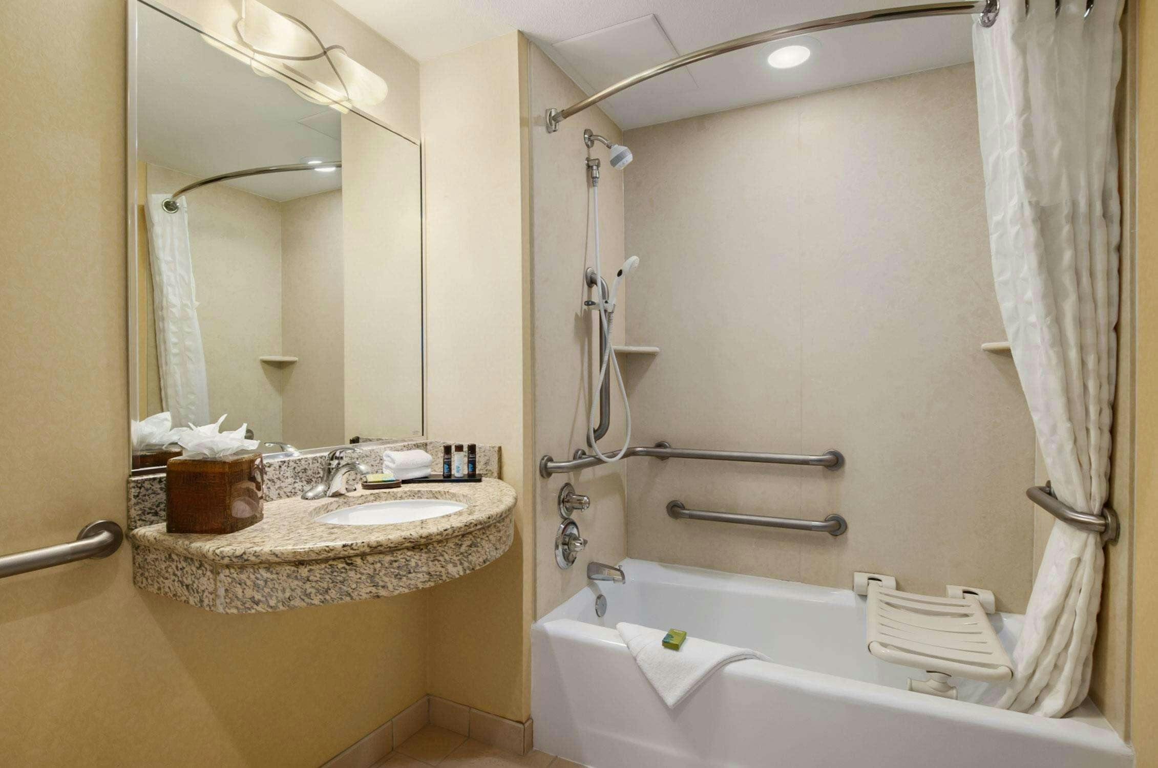 Hotel Embassy Suites by Hilton San Marcos Hotel Conference Center photo 4