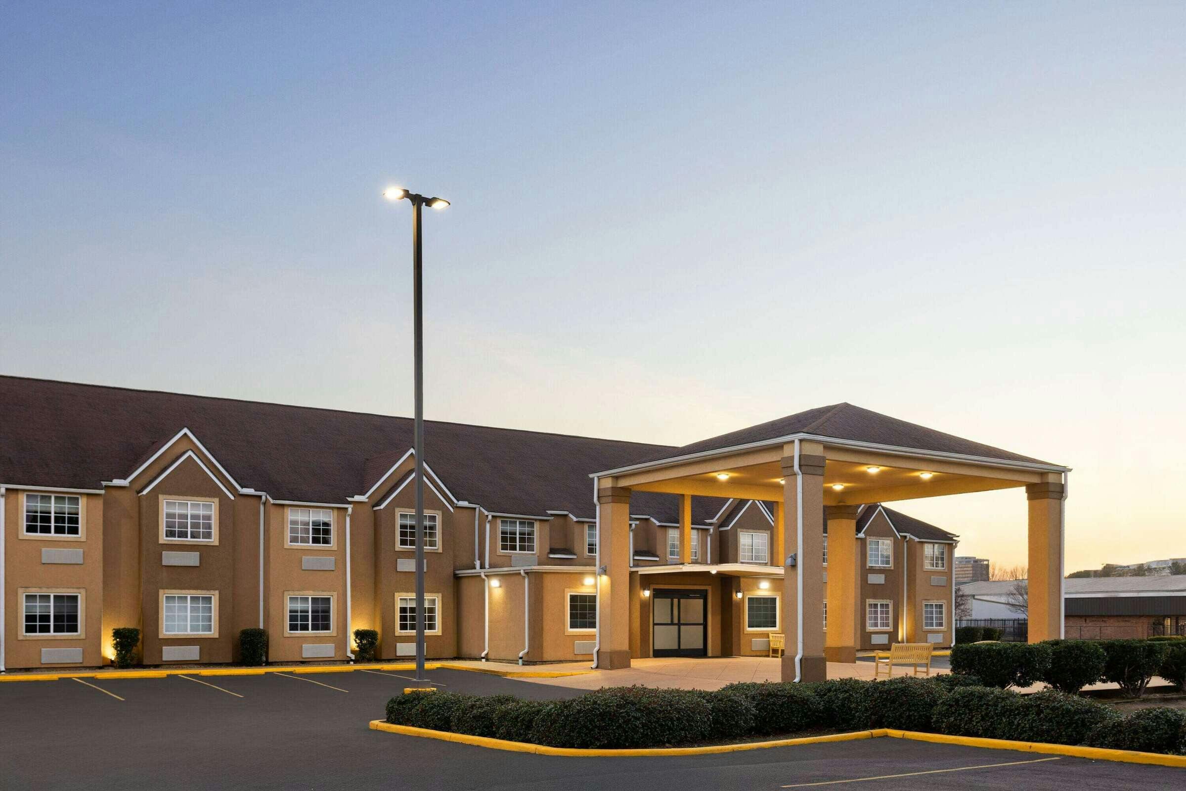 Hotel Days Inn by Wyndham Jackson Downtown photo 2