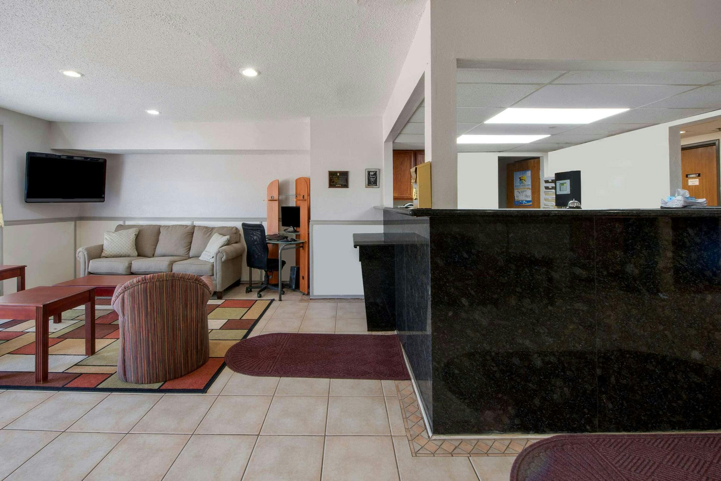 Hotel Super 8 by Wyndham College Station photo 1