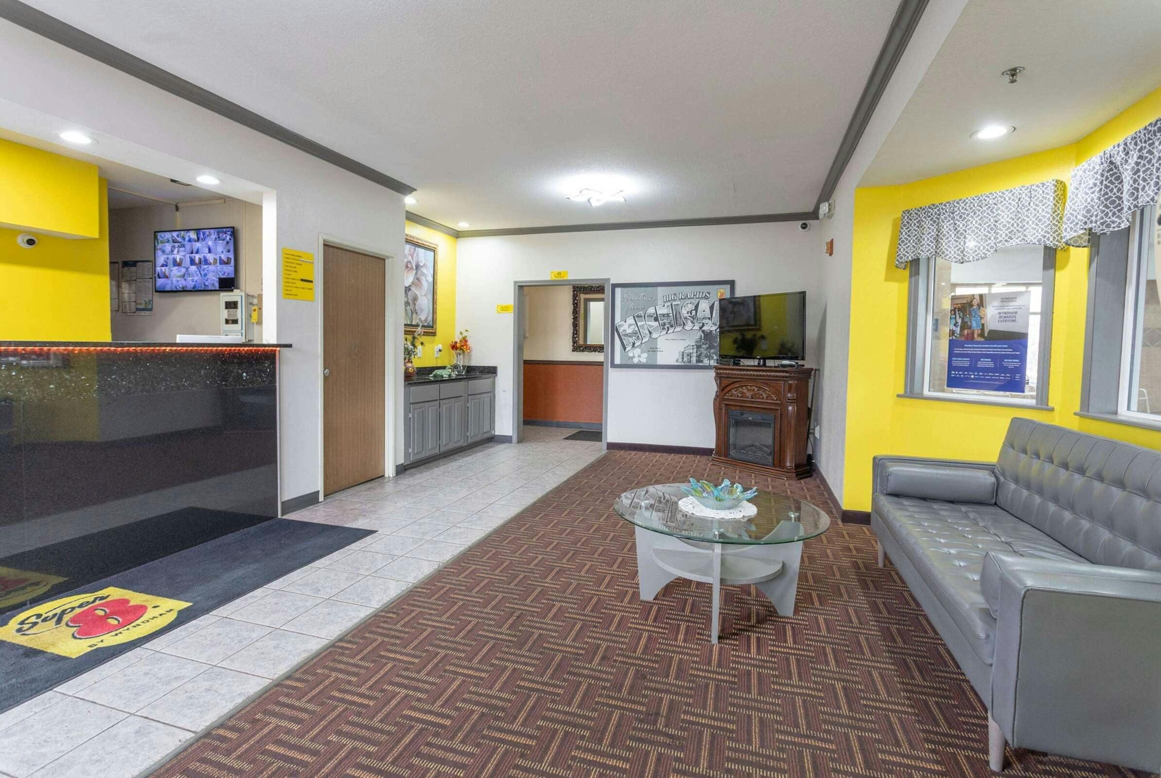 Hotel Super 8 by Wyndham Big Rapids photo 1