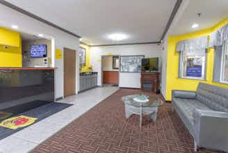 Hotel Super 8 by Wyndham Big Rapids photo 1