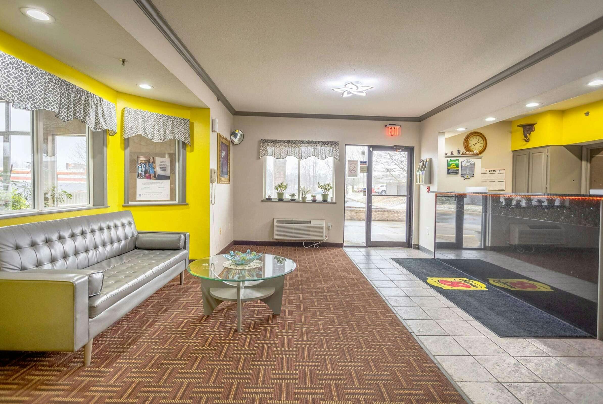 Hotel Super 8 by Wyndham Big Rapids photo 2