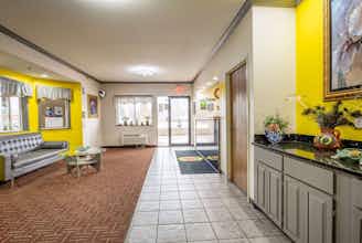 Hotel Super 8 by Wyndham Big Rapids photo 3