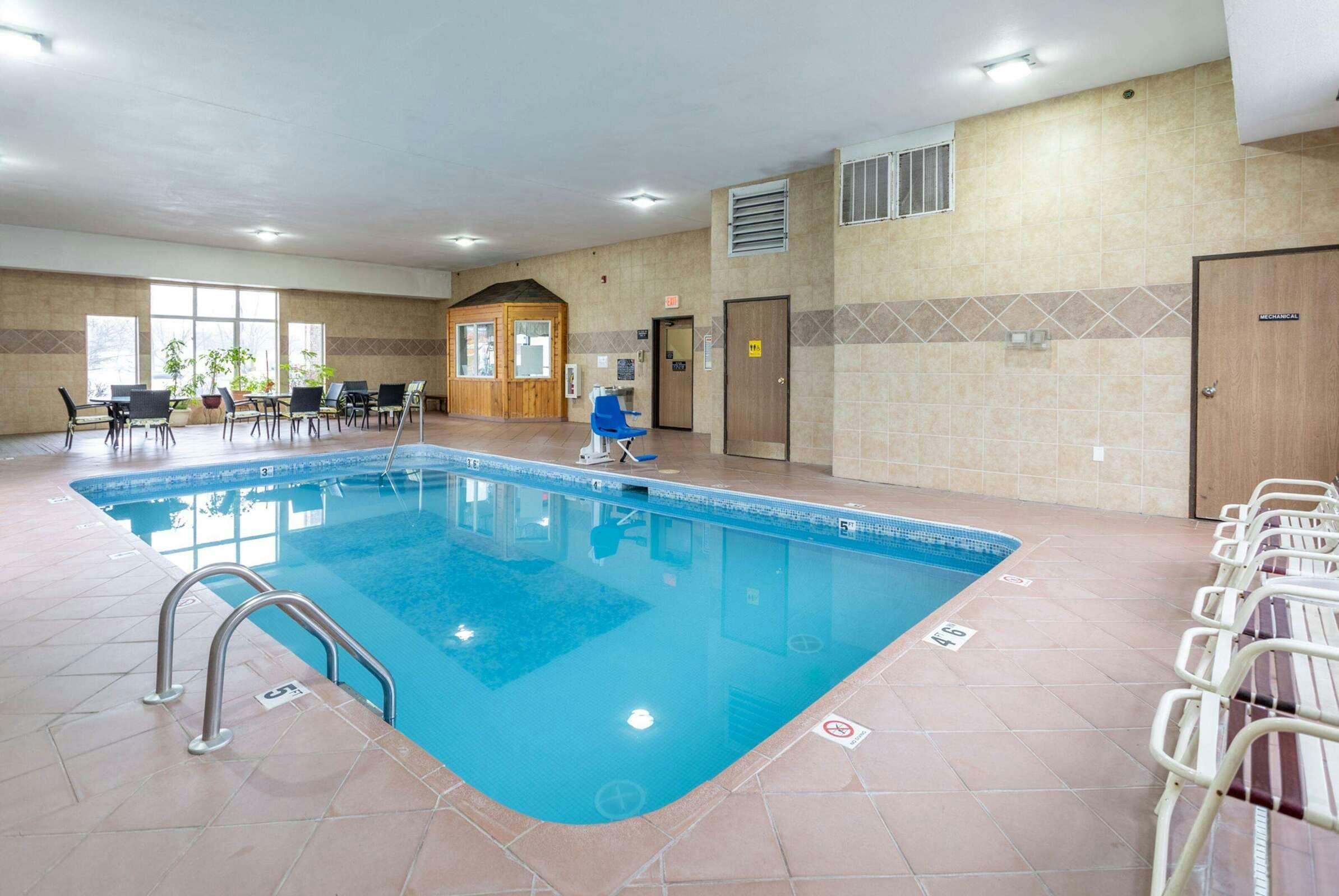 Hotel Super 8 by Wyndham Big Rapids photo 4