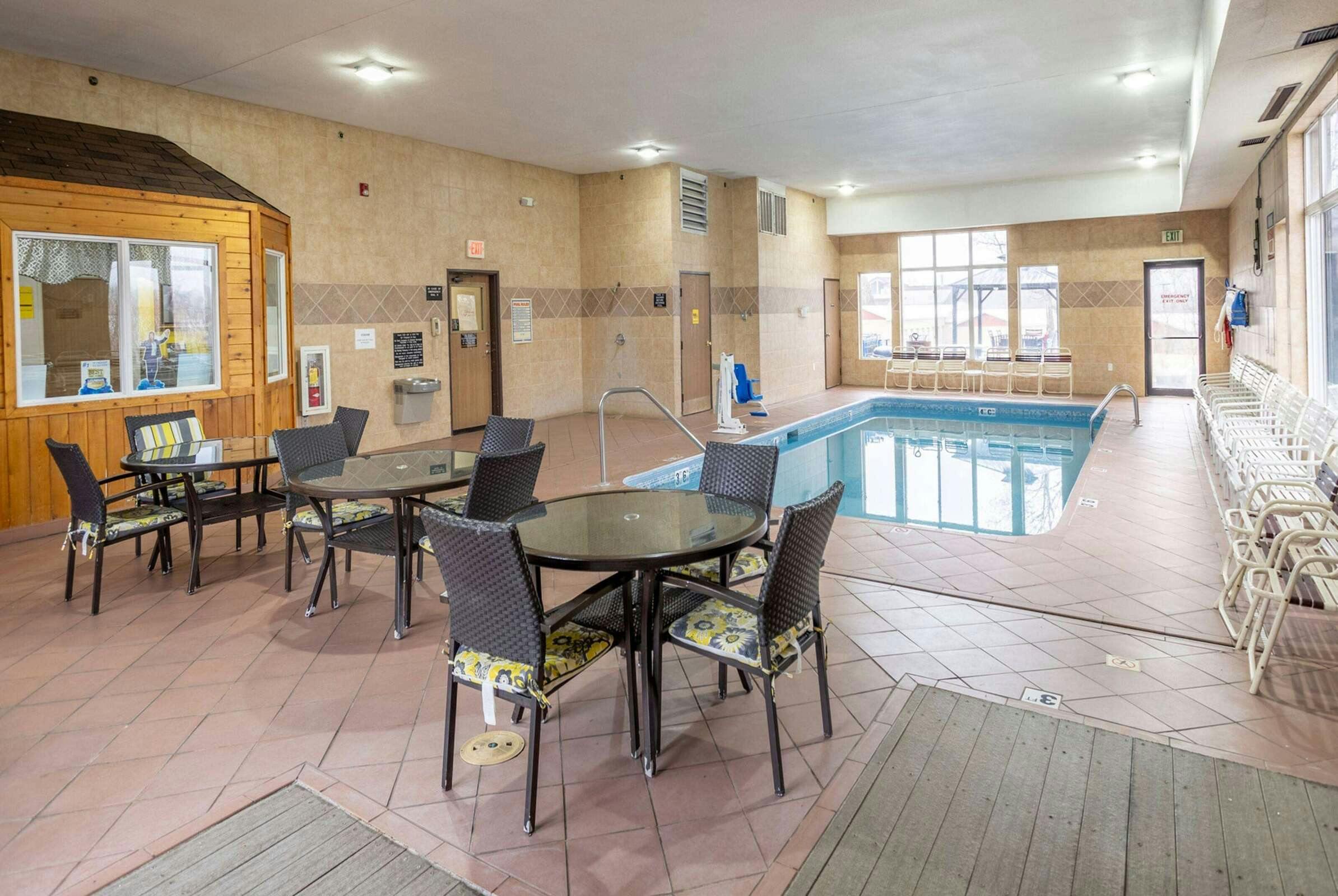 Hotel Super 8 by Wyndham Big Rapids photo 5
