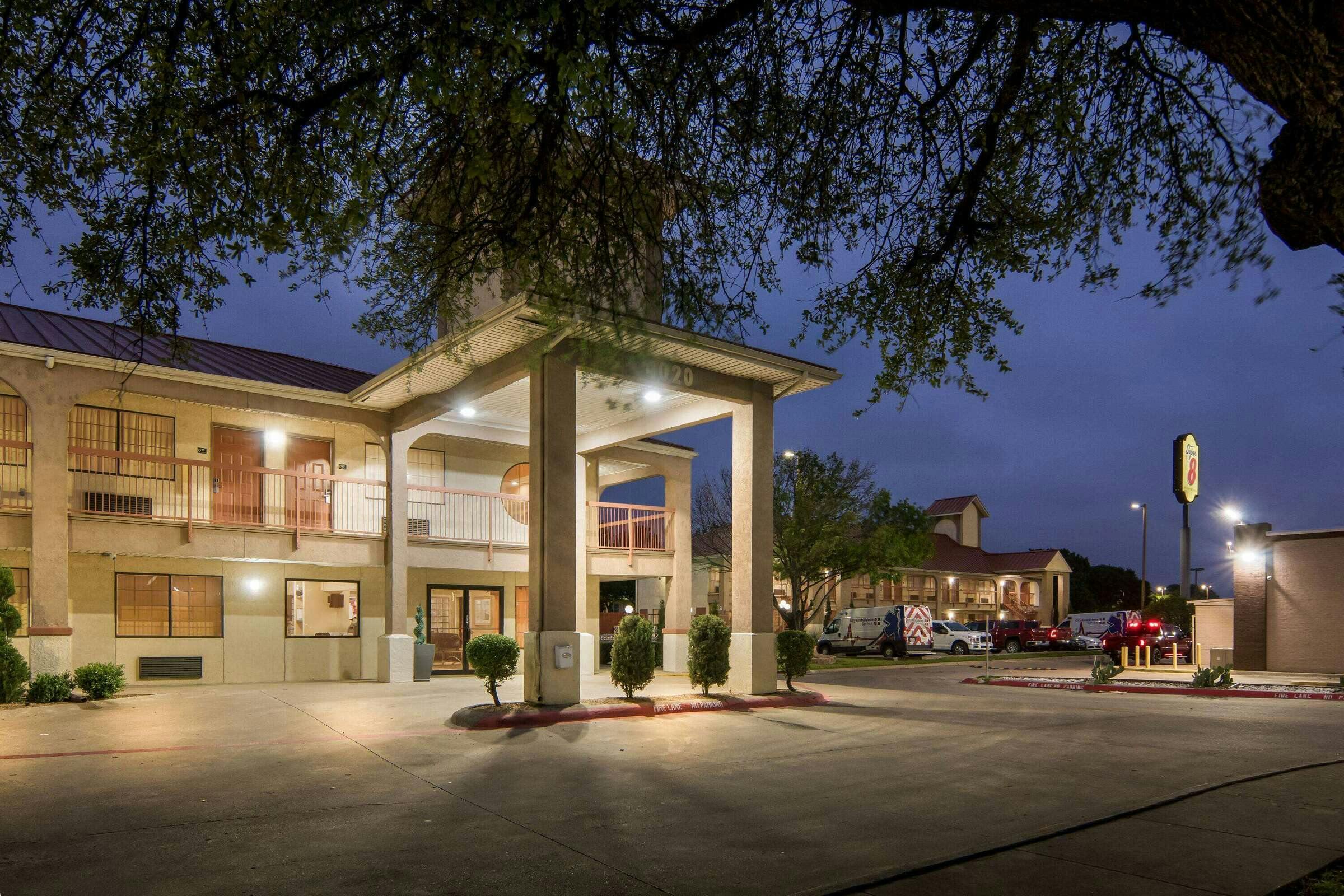 Hotel Super 8 by Wyndham Grand Prairie Southwest photo 3