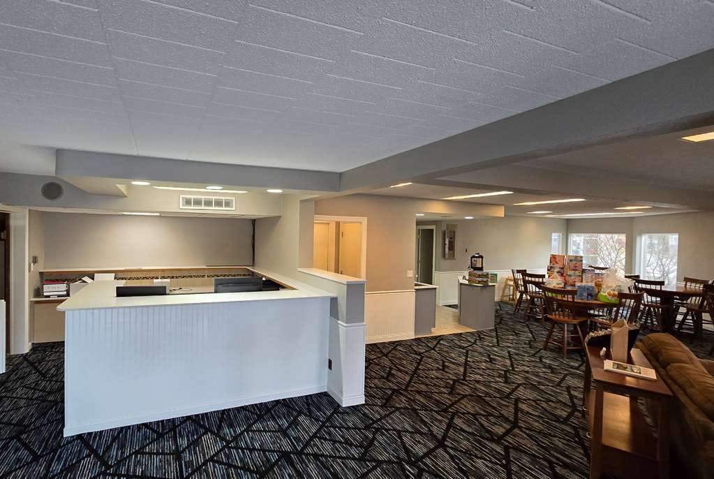 Hotel Super 8 by Wyndham Traverse City photo 3