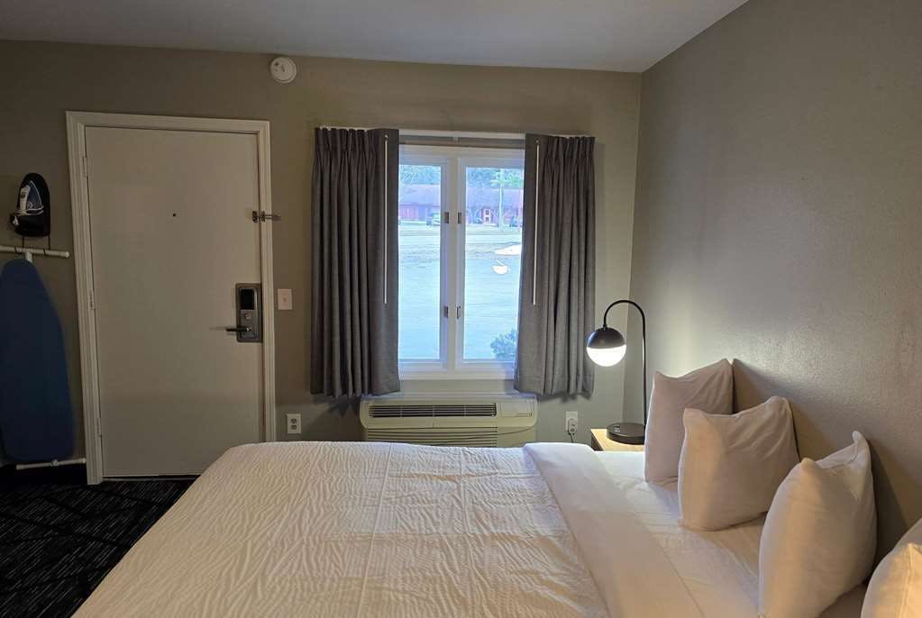 Hotel Super 8 by Wyndham Traverse City photo 5