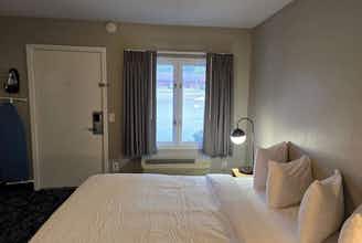 Hotel Super 8 by Wyndham Traverse City photo 5