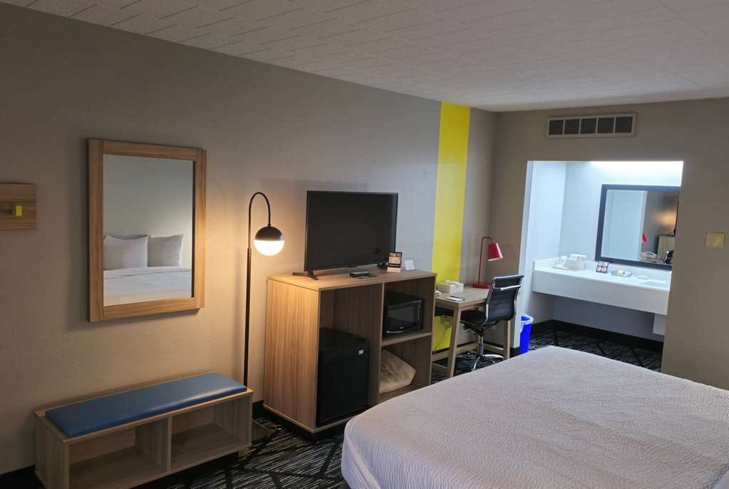 Hotel Super 8 by Wyndham Traverse City photo 4